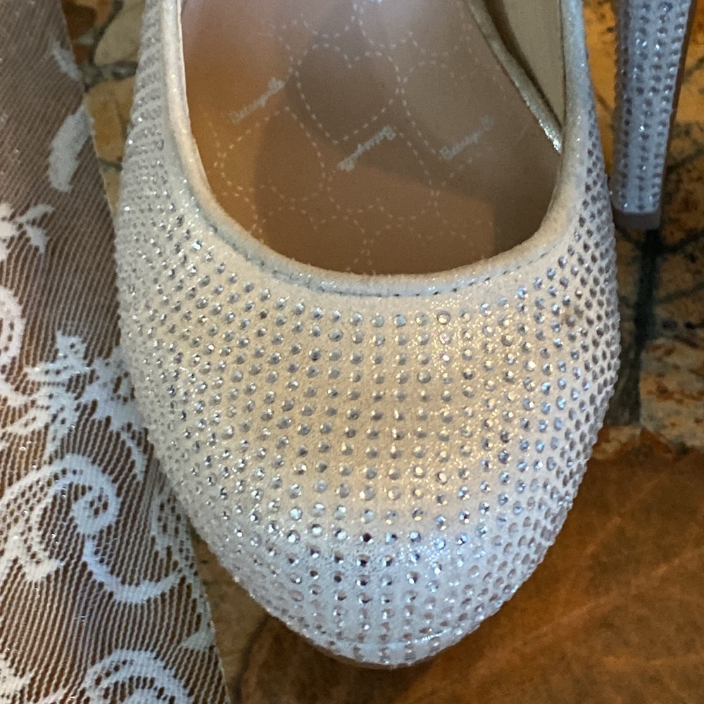 BETSEY JOHNSON BETSEYVILLE 3” HEELS SHIMMERY RHINESTONES SIZE 8 (Bridal?)